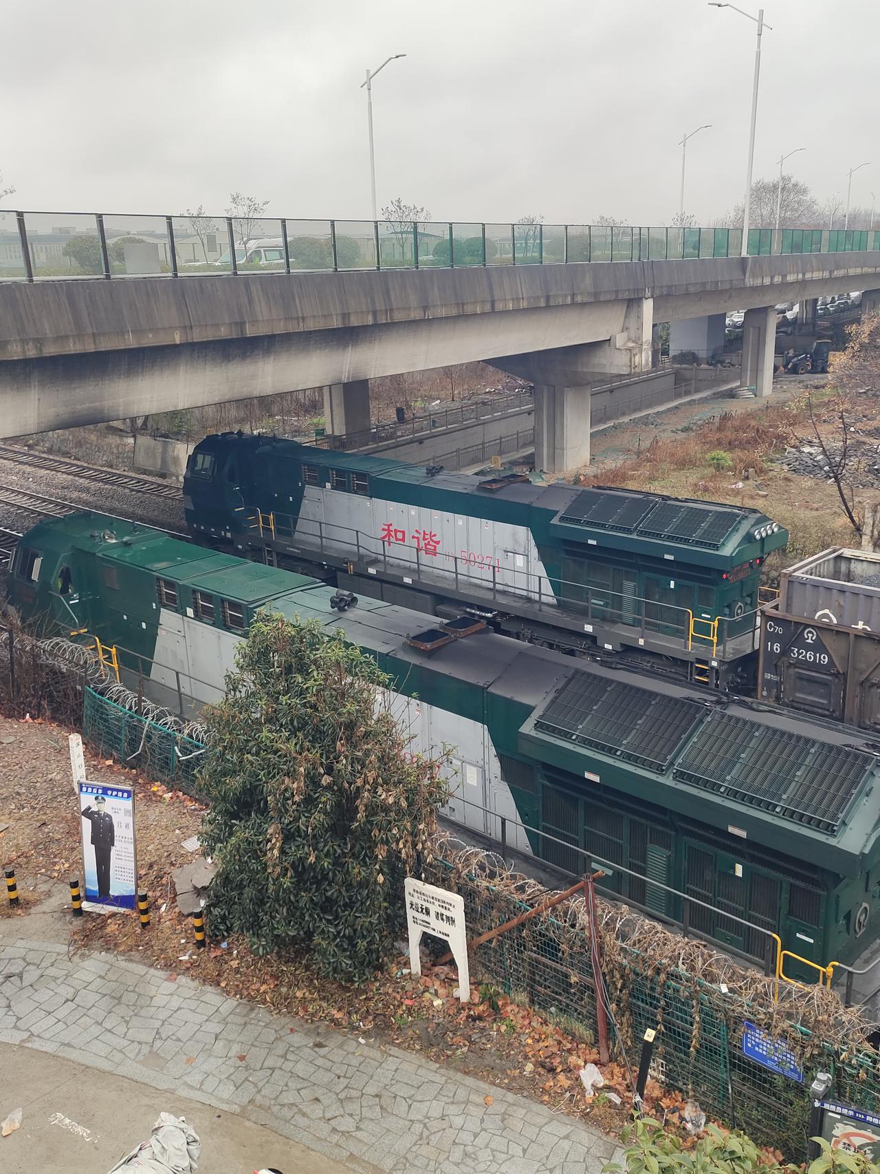 上下行交汇的火车！互相鸣笛