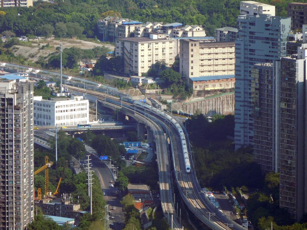 2019年，成渝高铁沙坪坝与半边山线路所区间，一趟重联的和谐号动车组从沙坪坝开出
