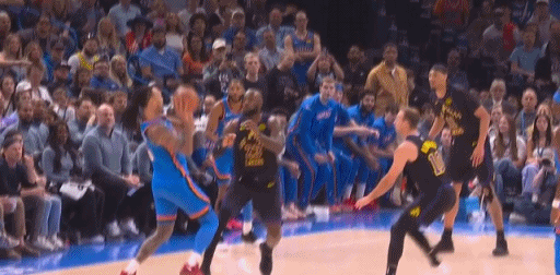 亏麻了！老詹最后0.6秒送对手三罚！
在今天NBA常规赛雷霆对阵湖人的第一节比赛