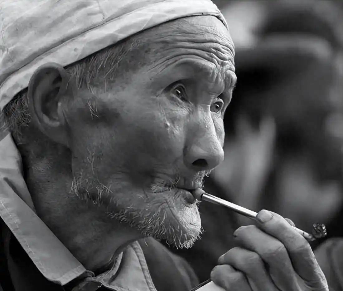 人老了
最怕的不是没钱
而是疾病缠身

等你老了你就知道。
什么高血压，糖尿病，