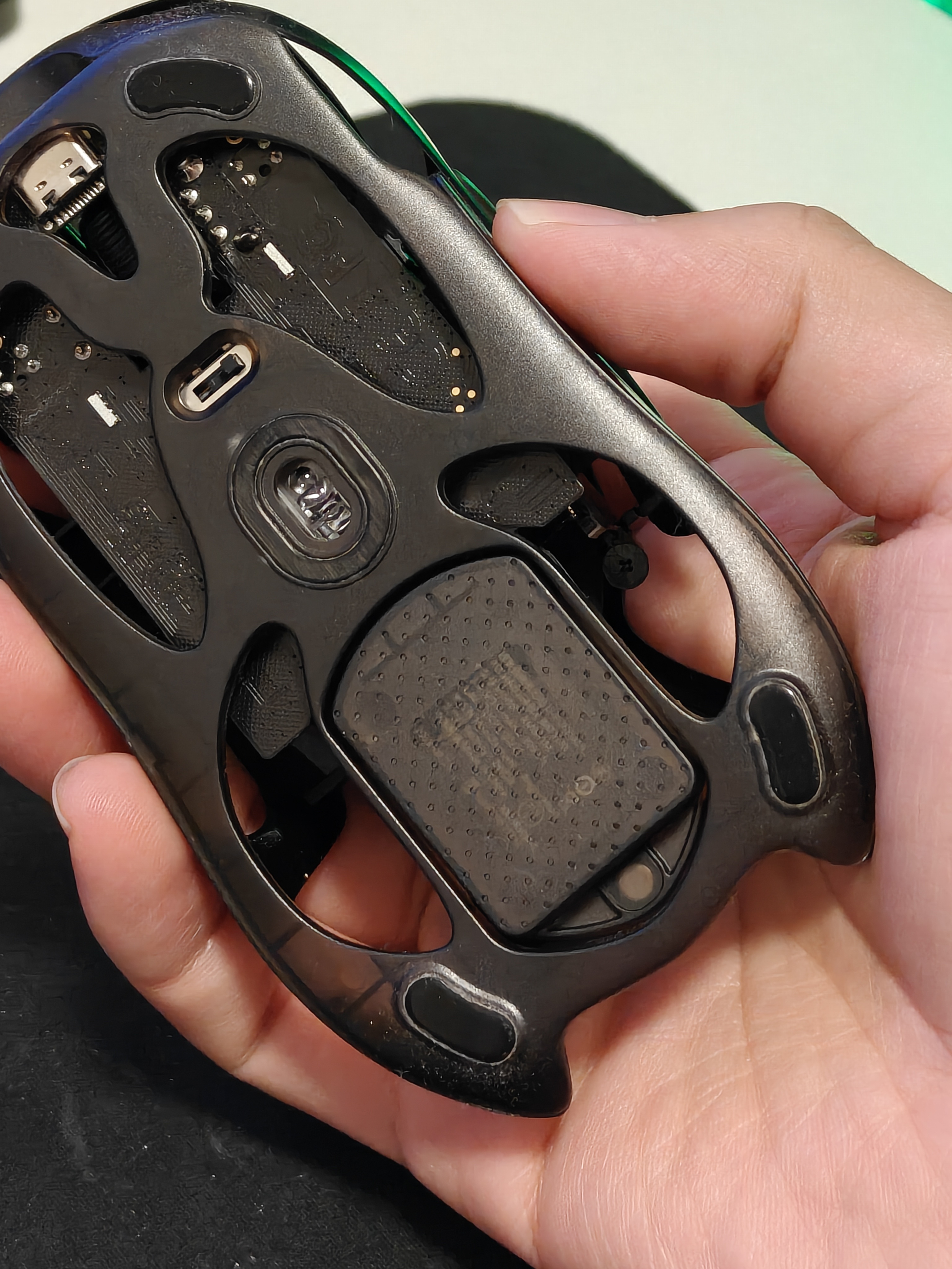 记录一下开始使用 AM 鼠标新电池，之前老的黑电池要么续航有问题，要么触点有问题