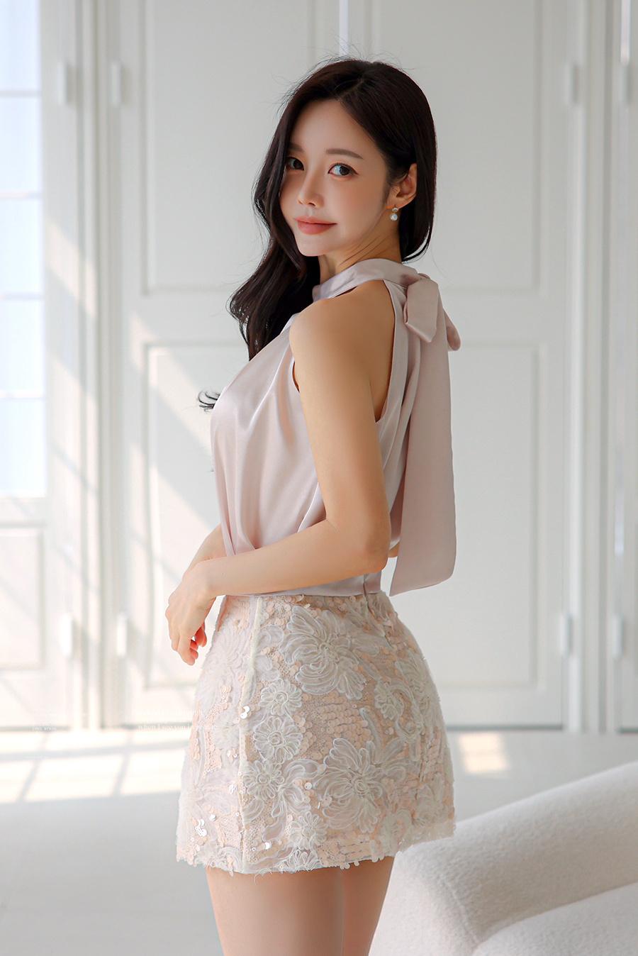 温柔氛围感穿搭｜挂脖缎面套装，把精致焊在身上✨
 
谁懂啊！这套浅杏色挂脖套装真