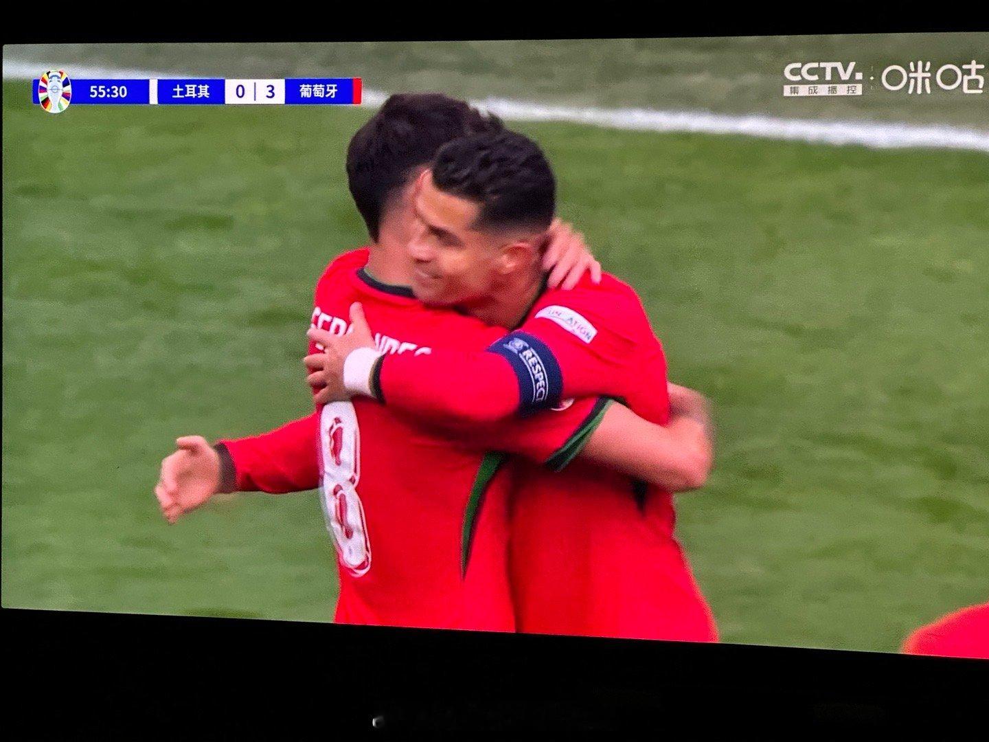 B费那么独，我罗真够意思！！！这个饼喂到嘴边了~#土耳其vs葡萄牙# ​​​