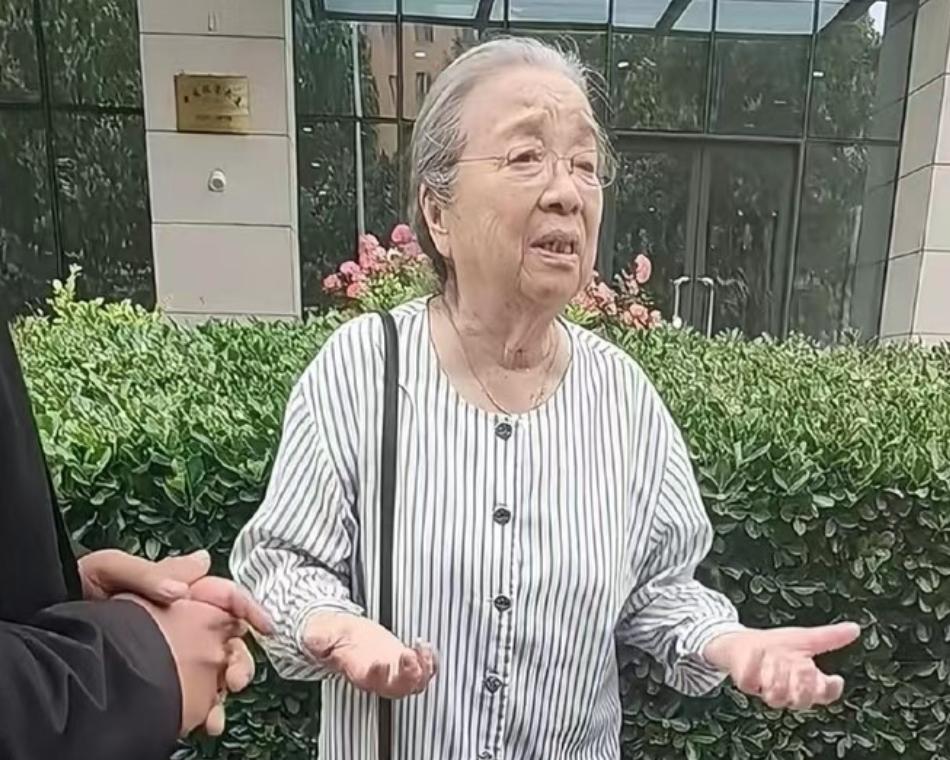 90岁的容嬷嬷近况曝光了。
查了一下才知道，她现实中的日子是这样过的。


90