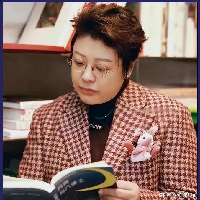 53岁韩红瘦了一大圈，穿格纹西装戴金丝眼镜像换人，网友：这真的是她？ 
