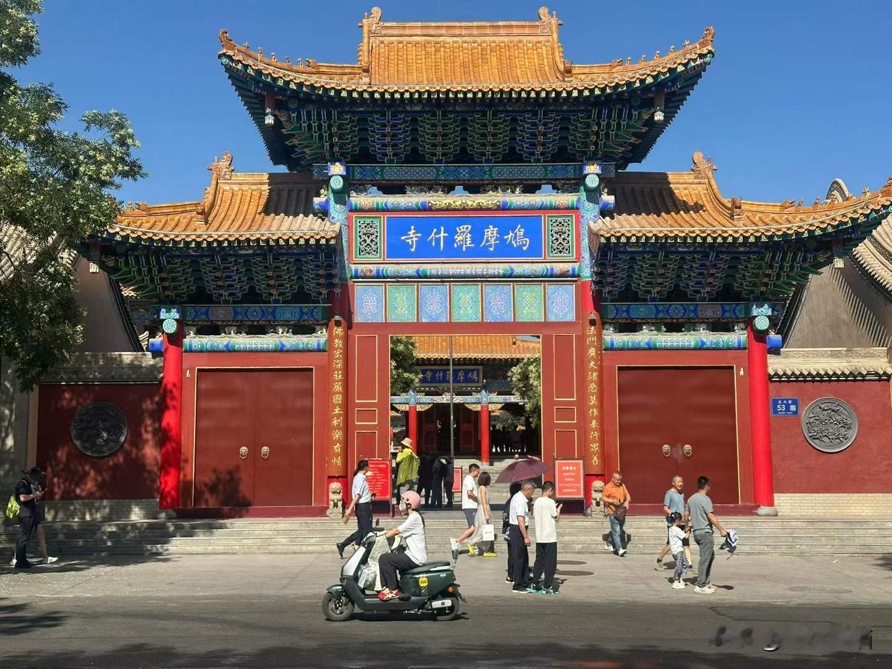 【武威鸠摩罗什寺】
是佛经翻译大家鸠摩罗什初入内地弘法之地。寺内供奉着他“不烂之