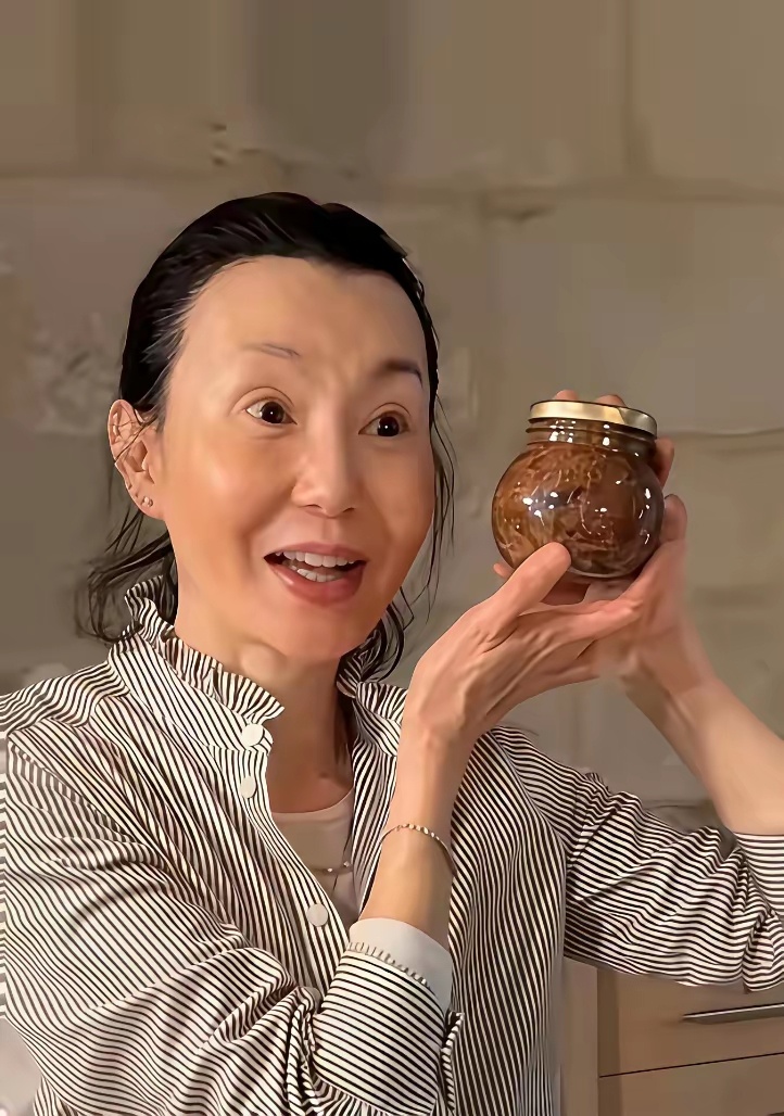 看来年轻时再好看，老了都一样，都是老太婆一个。 