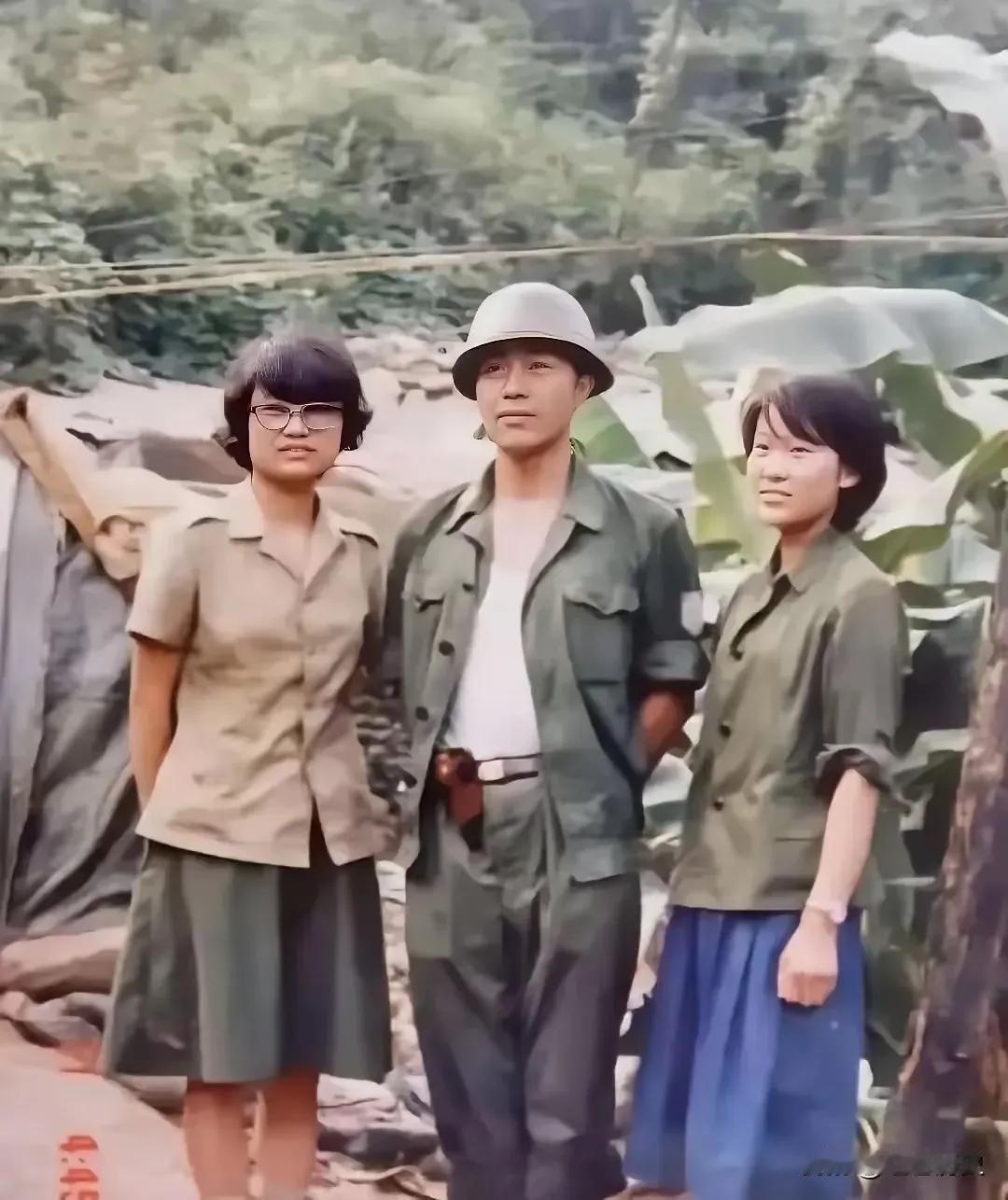 此照片将载入史册！​一个将门之后、一个文弱军医、一个刚毕业的女学生，在炮弹随时会