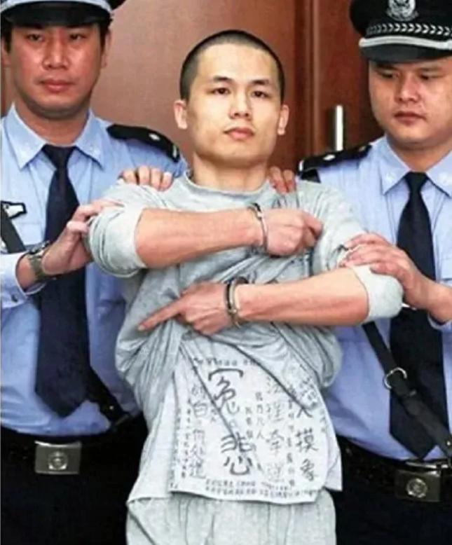 2013年，民警李才坤被判死刑，原因是故意杀人罪。谁知，当媒体的摄像机对准他时，