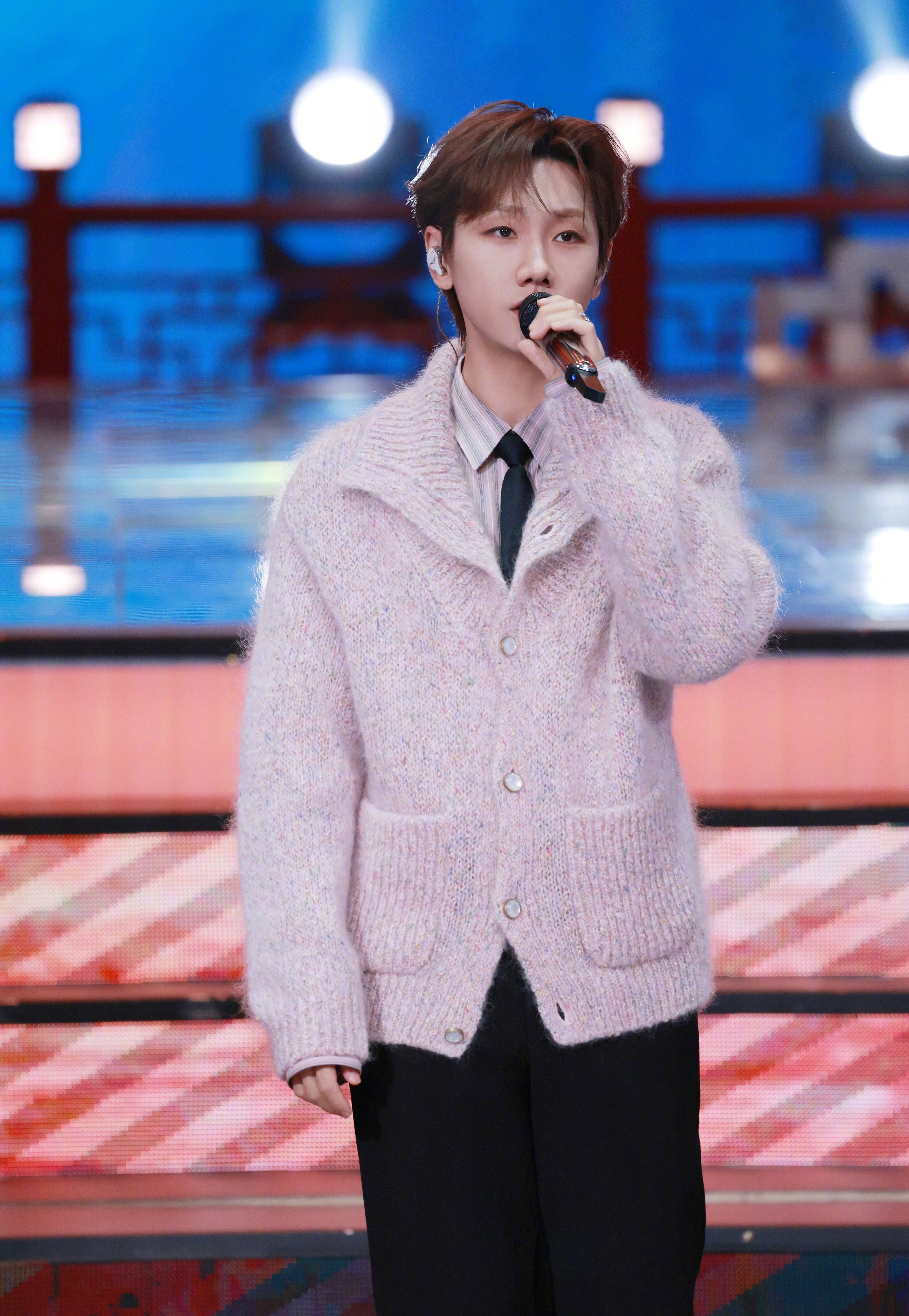 辽宁卫视春晚，汪苏泷 身穿的这件灰粉色马海毛粗花毛衣，出自路易威登LV，售价18