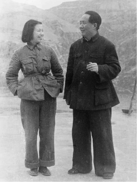 这是江青和毛主席在延安的一张照片，如果她双手不叉腰，是否会更淑女点儿呢？
 
在
