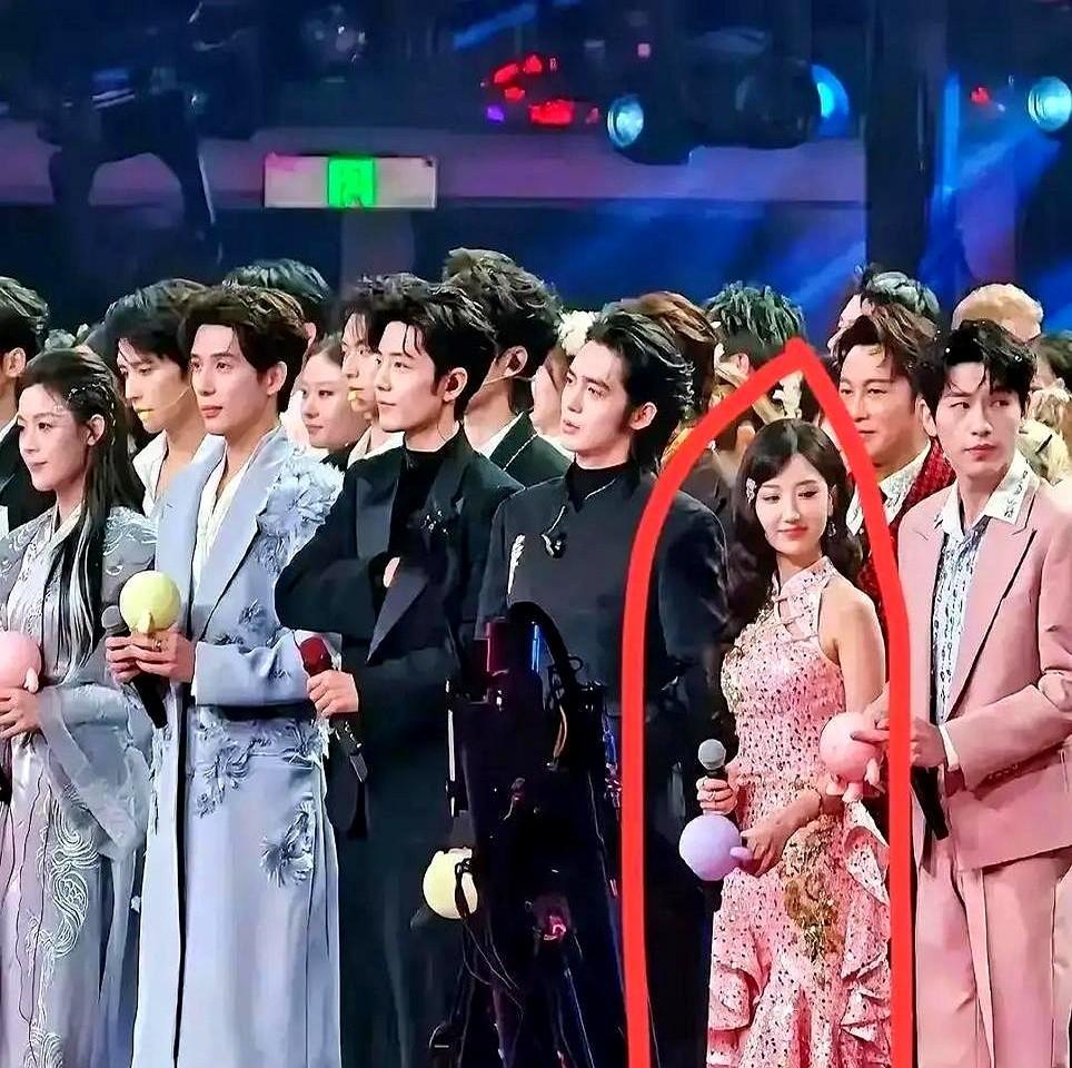 就为了个身高，多花30万！
开机前，剧组直接喊停。
就因为女演员身高1米63，搭