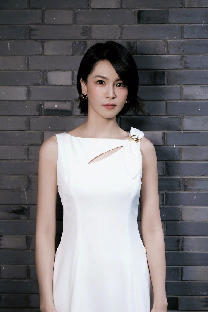 曾沛慈黑发白裙OOTD，温柔感尽显 ​​​