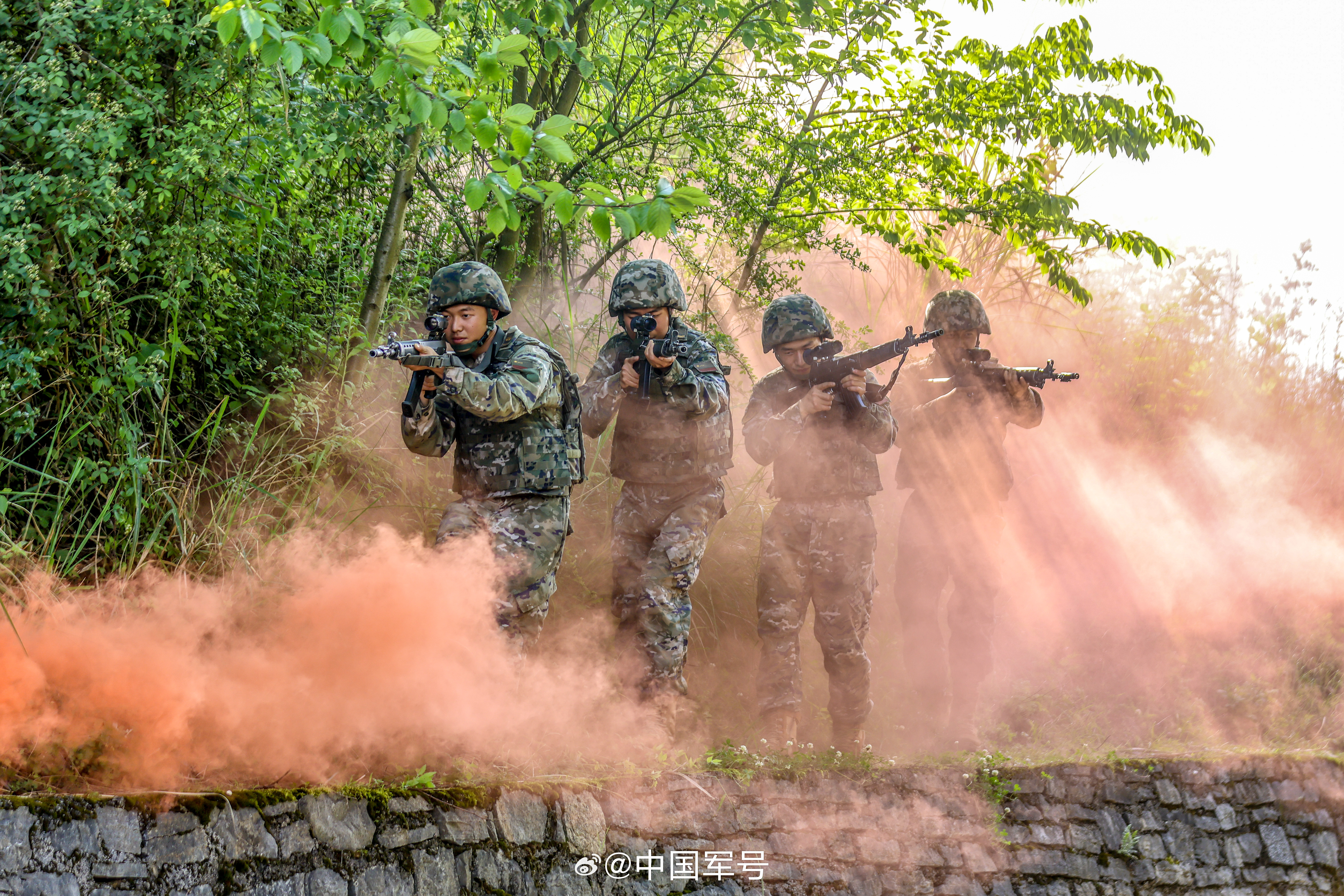 【超燃！山林实战练兵硬核来袭】近日，武警贵州总队安顺支队依托复杂山林地形，开展追