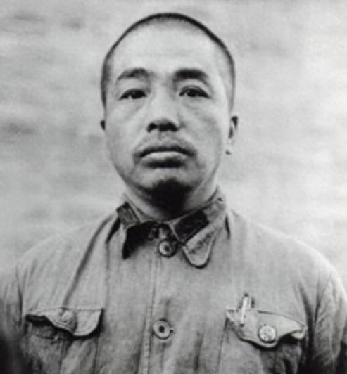1949年彭德怀笑着步入会场，忽然愤怒喊话：快把主席身边那块“猪头”挪开！
19