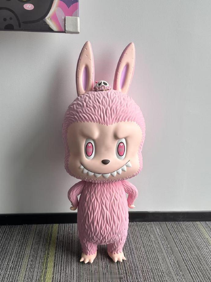 唐梓有初代绝版labubu  最近明星的审美不仅不怎么样，也是挺会蹭热度的。我浪
