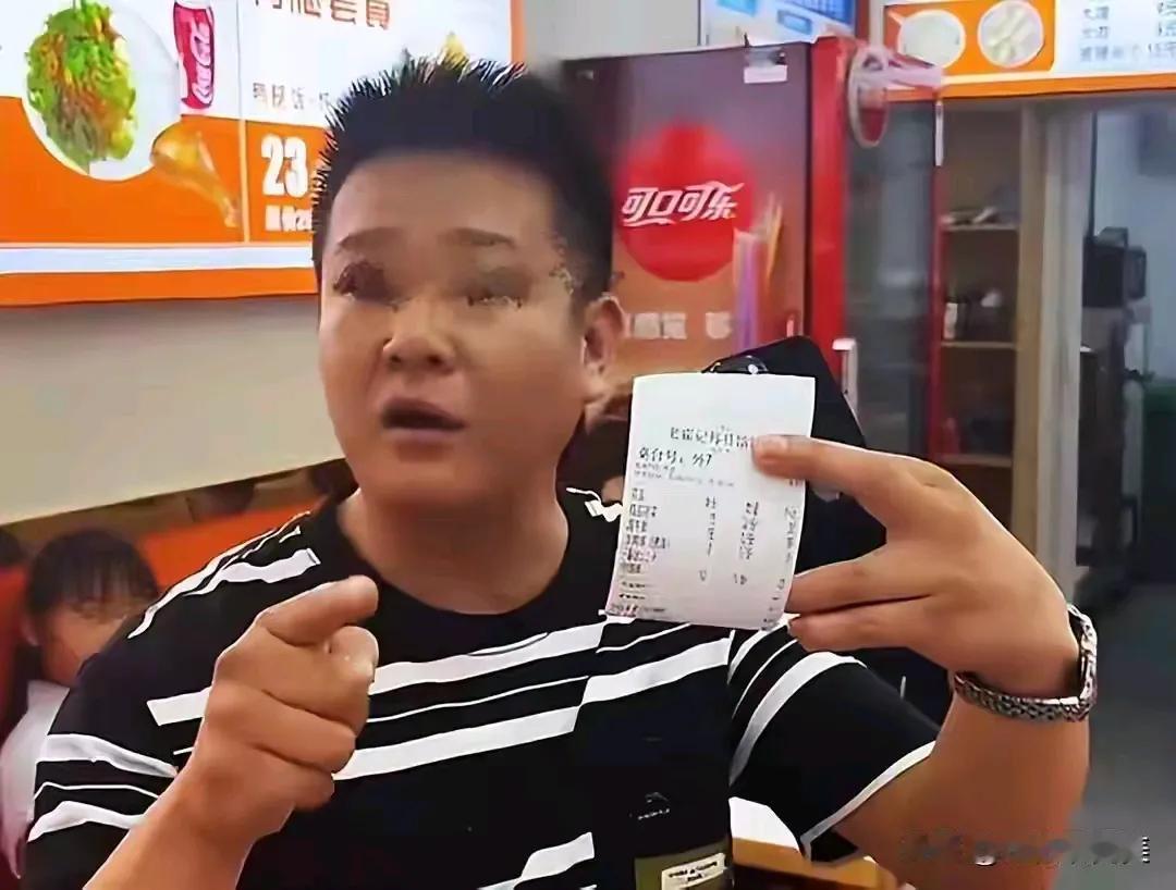 近日“3女子带4孩子续面”引争议，网友纷纷发表自己的观点！老板说的也有错误引导，