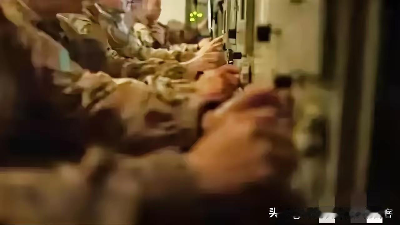 东部沿海阵地，导弹全时竖立，今晚，刚刚也已经通电话
连日来，东部战区沿海一线紧张