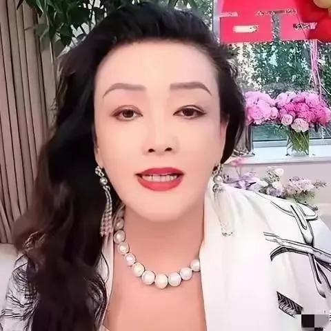 太讽刺了，张兰站出来声援马筱梅，
还说对女生，
最容易伤害人家的就是污名化，
无