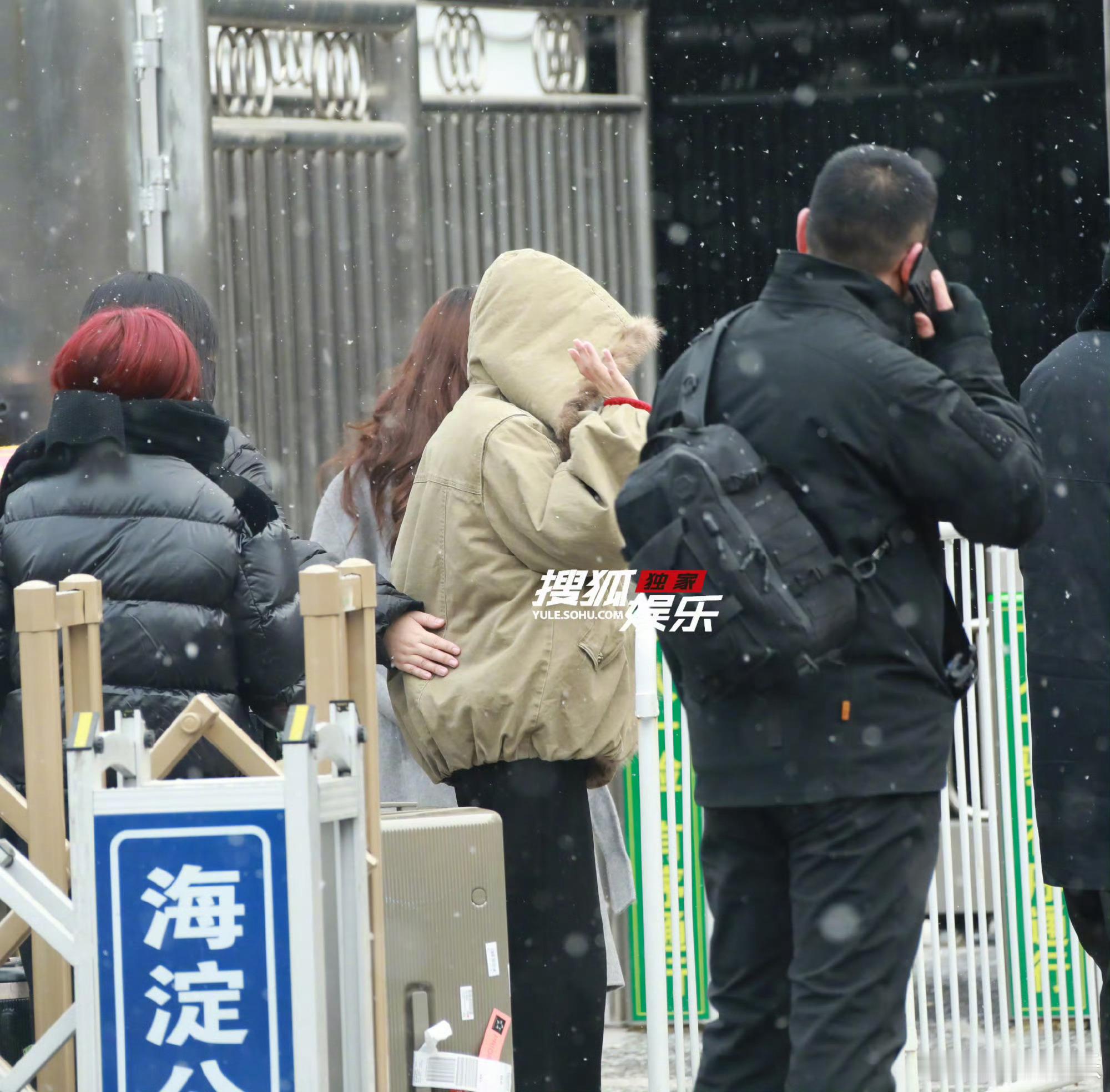 白鹿春晚联排上班，抬头看雪的鹿鹿！一切顺利，期待舞台