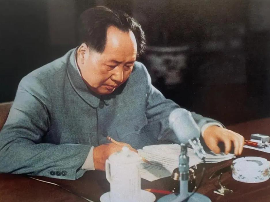 毛主席的生活管理员吴连登晚年曾回忆：主席的工资原来是国家一级，每月610元。19