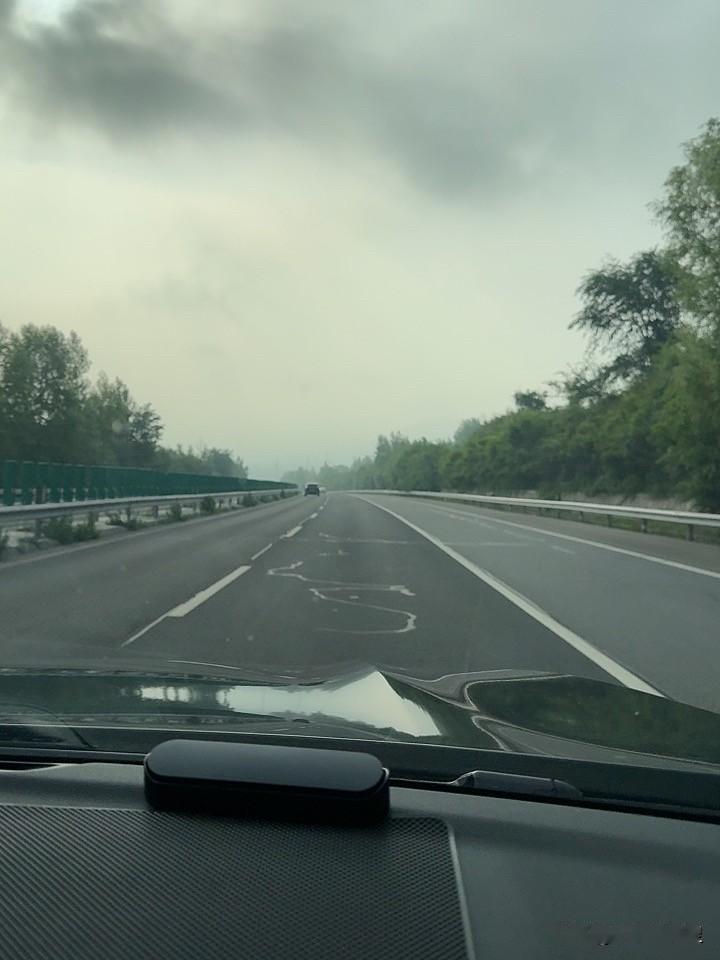 太原除了绕城高速，还有一个东二环高速。四通八达，简直太方便了。现在出行真方便，到