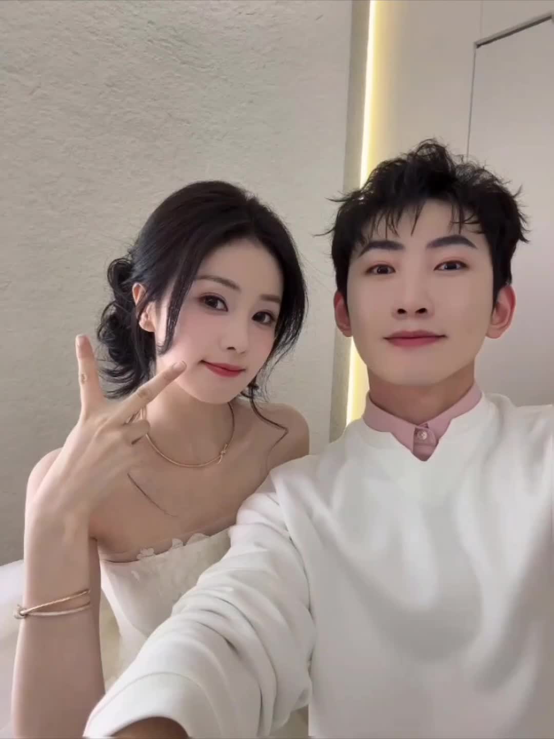 杨亘又和鹿姐合照了