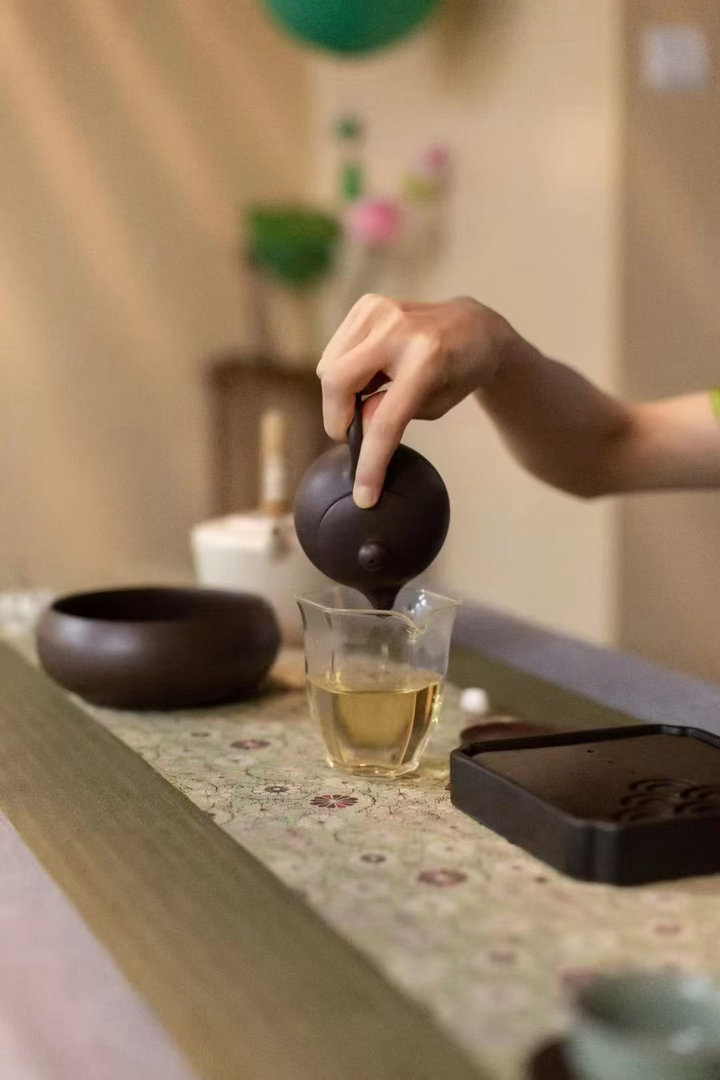 品茶赏器交友  饮茶 ，即是寻味而安。 