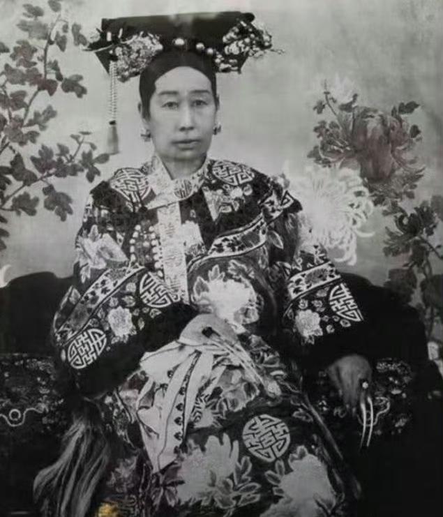 AI太强大了，完全还原了慈禧太后年轻时的样子，相似度高达99.9%！
大家看，让