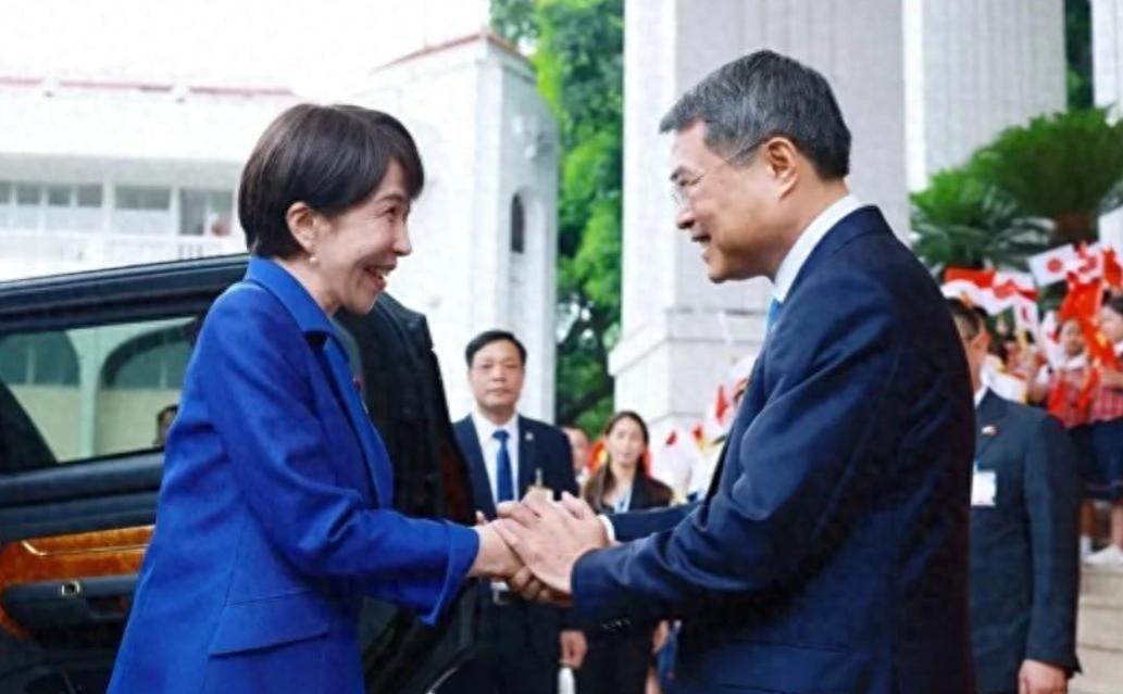 答案藏在细节里——这场戏，演给全世界看的，但真正的观众只有一个。

5月2日，高