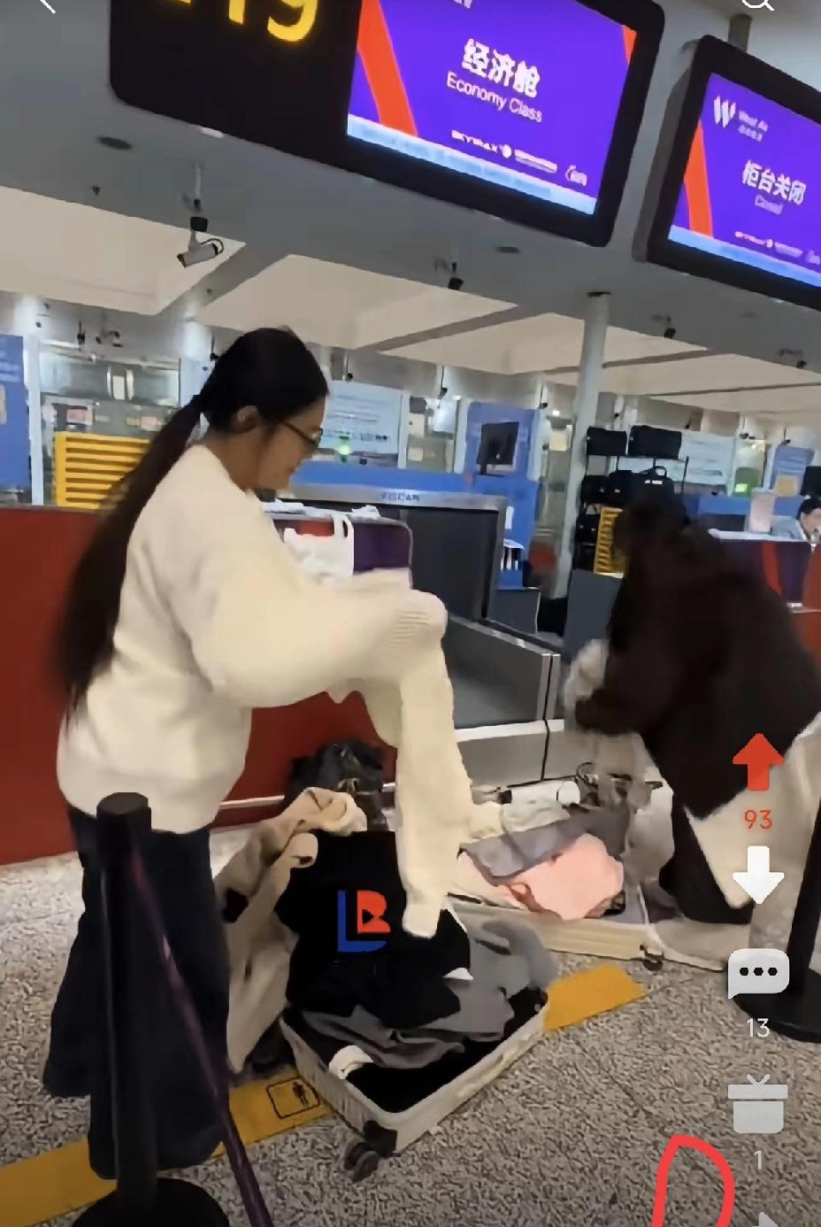 俩女孩机场把厚衣服全穿身上避500元托运费的事，看着好笑其实藏着廉价航空服务的核