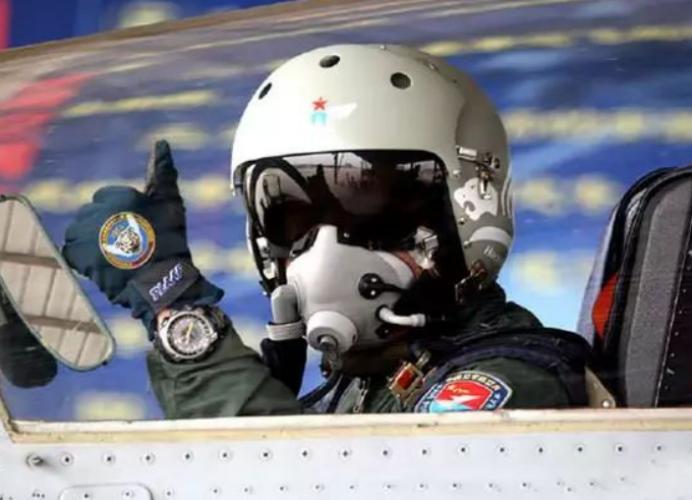 在很长一段时间里，衣复恩的身份极为特殊。作为一名飞行员，他因技术过硬、作风稳健，