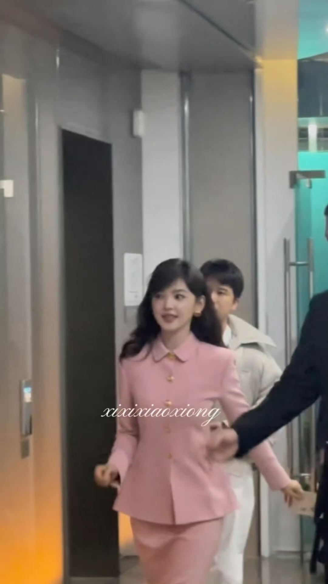 人美歌甜庄庄姐 楠儿是个小小水蜜桃🍑章若楠粉色西装裙造型