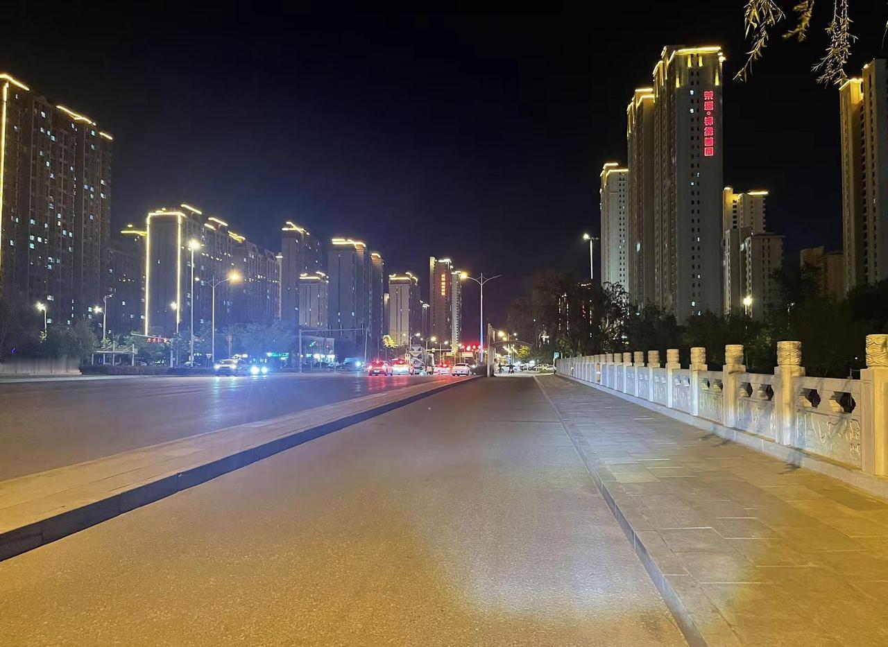 邯郸也有大城市的感觉了。这桥真漂亮 城市的夜晚街道 柳垂河岸夜景