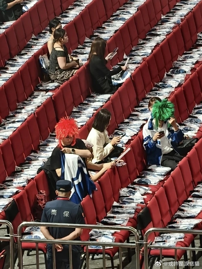 也是在徐良演唱会领上学籍了看完徐良演唱会牛马变班马谁懂这种青春仪式感啊，在徐良演