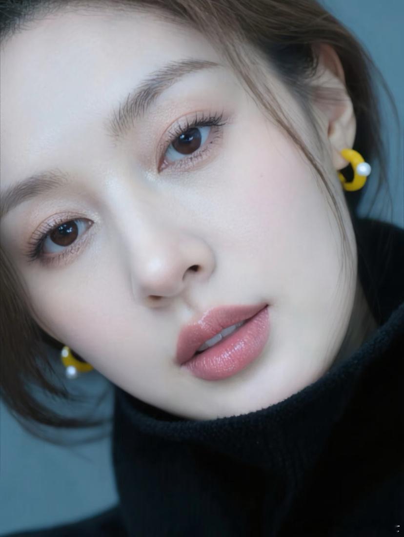 《繁花》里有句话：不要对身边的任何一个人下定义，因为利益和人心是变化无常的。 