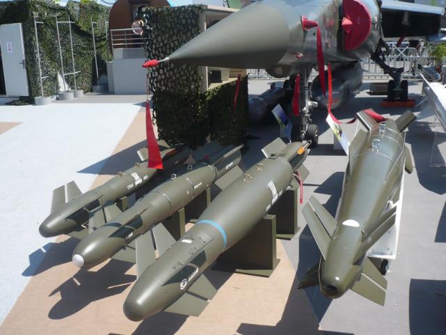 7月13日，巴黎。“志愿联盟”峰会刚刚落幕，法国总统马克龙与乌克兰总统泽连斯基并