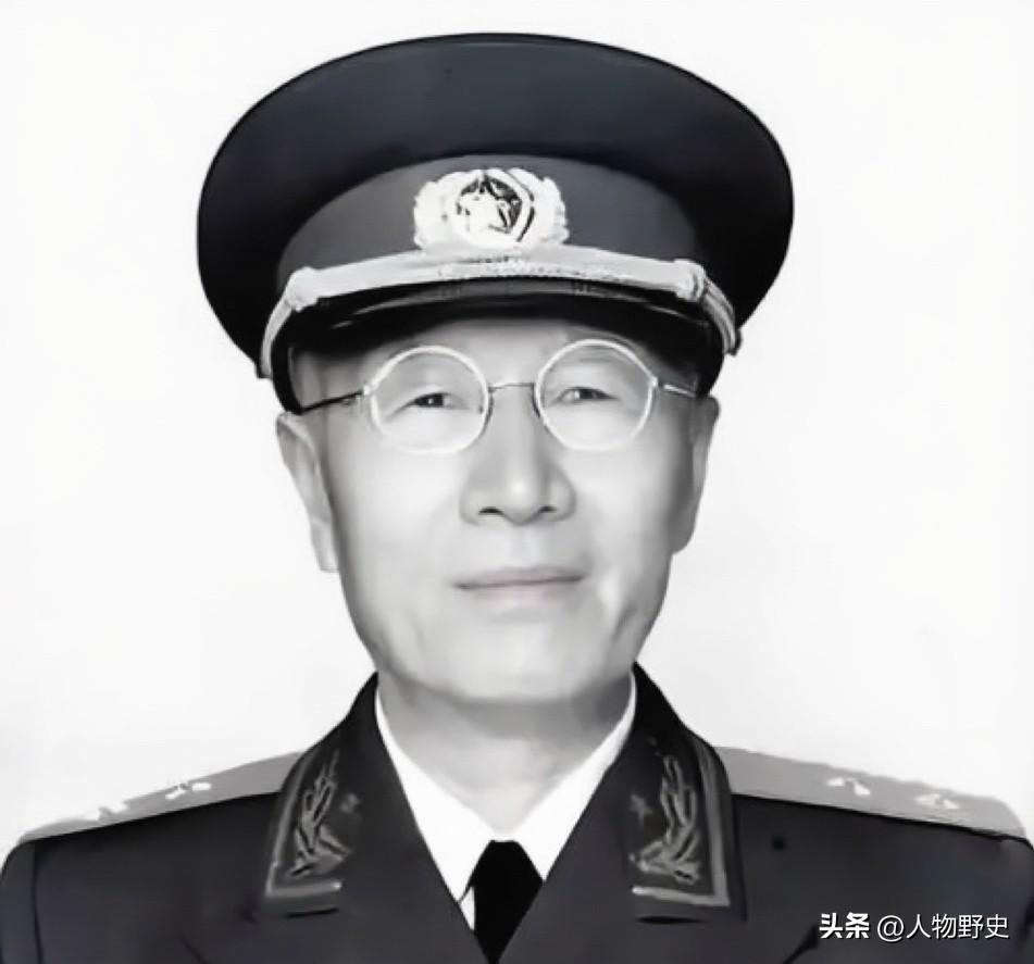 1943年底，南京保卫战中，他所在的整支队伍全员殉国，唯有他一人从惨烈的战场中艰