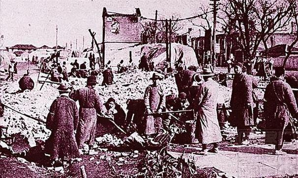 1943年，日军押着张思问等人去磨棒子面，房东老头悄悄告诉他们：“河那边就是苏联