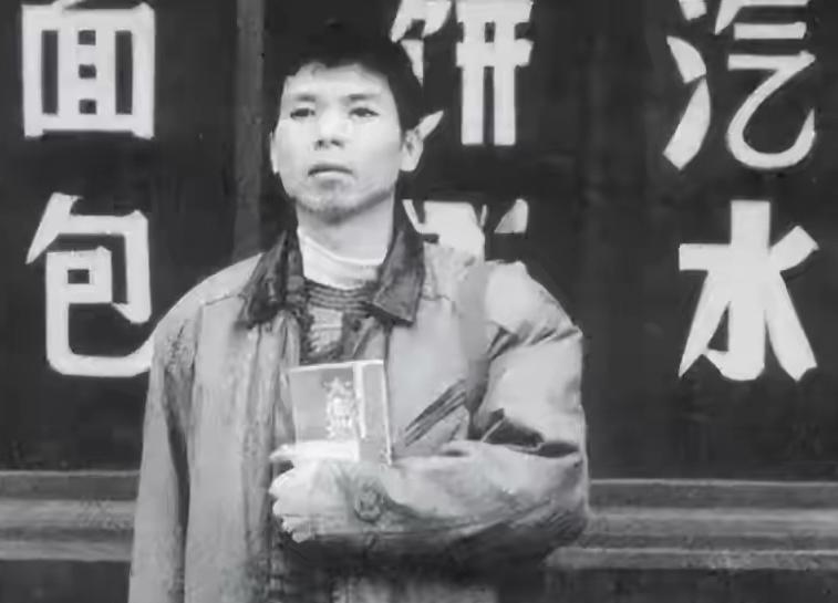 老帅的冯小刚年轻时的样子比后来当导演的形象有味道多了。

年轻时的冯小刚不算那种
