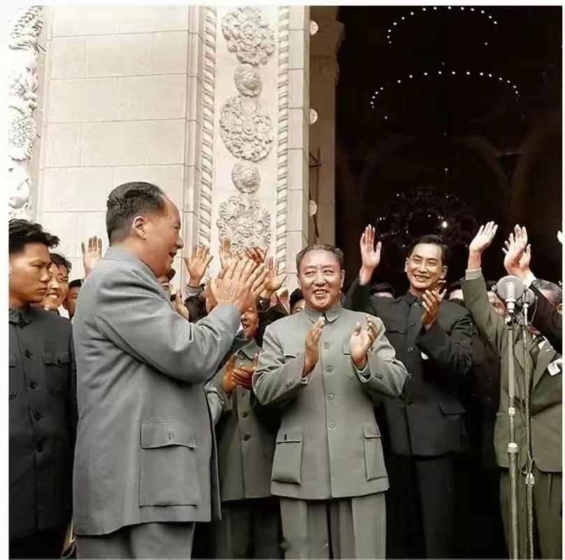 1956年10月6日，毛泽东主席前去参加在北京举行的日本工业展览会。 