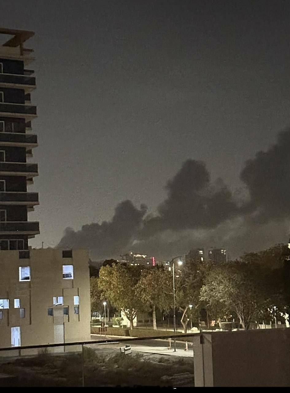 当地时间昨天晚上，阿联酋迪拜杰贝阿里港发生多起爆炸，出现了浓烟，目前尚不清楚爆炸