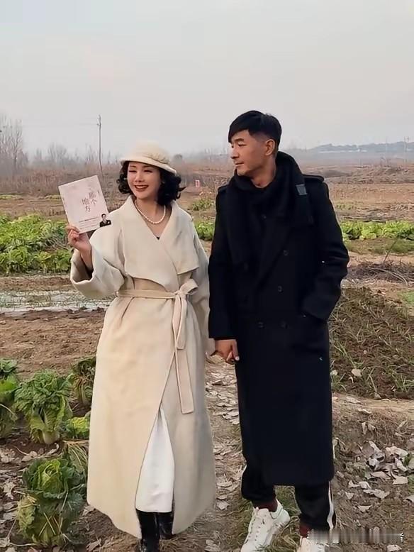 郭晓东和他的妻子这是摆拍吗？这不是摆拍，这就是把生活过成了诗情画意。
郭晓东和他