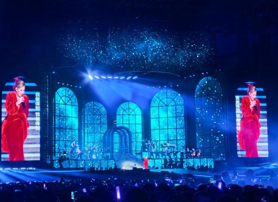 上海演唱会不仅有经典曲目的深情演绎，还有新专辑彩蛋惊喜，升级后的舞美零死角呈现她