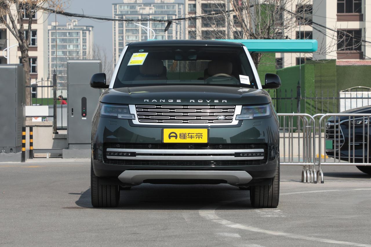 揽胜底盘实测完，我终于明白它为啥贵得让人说不出话。
它不是开起来多爽，而是你根本