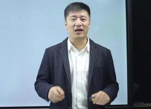 董宇辉和张雪峰是网上两个比较火的名人，两人都是靠自己的实力闯出一片天地，张雪峰毕