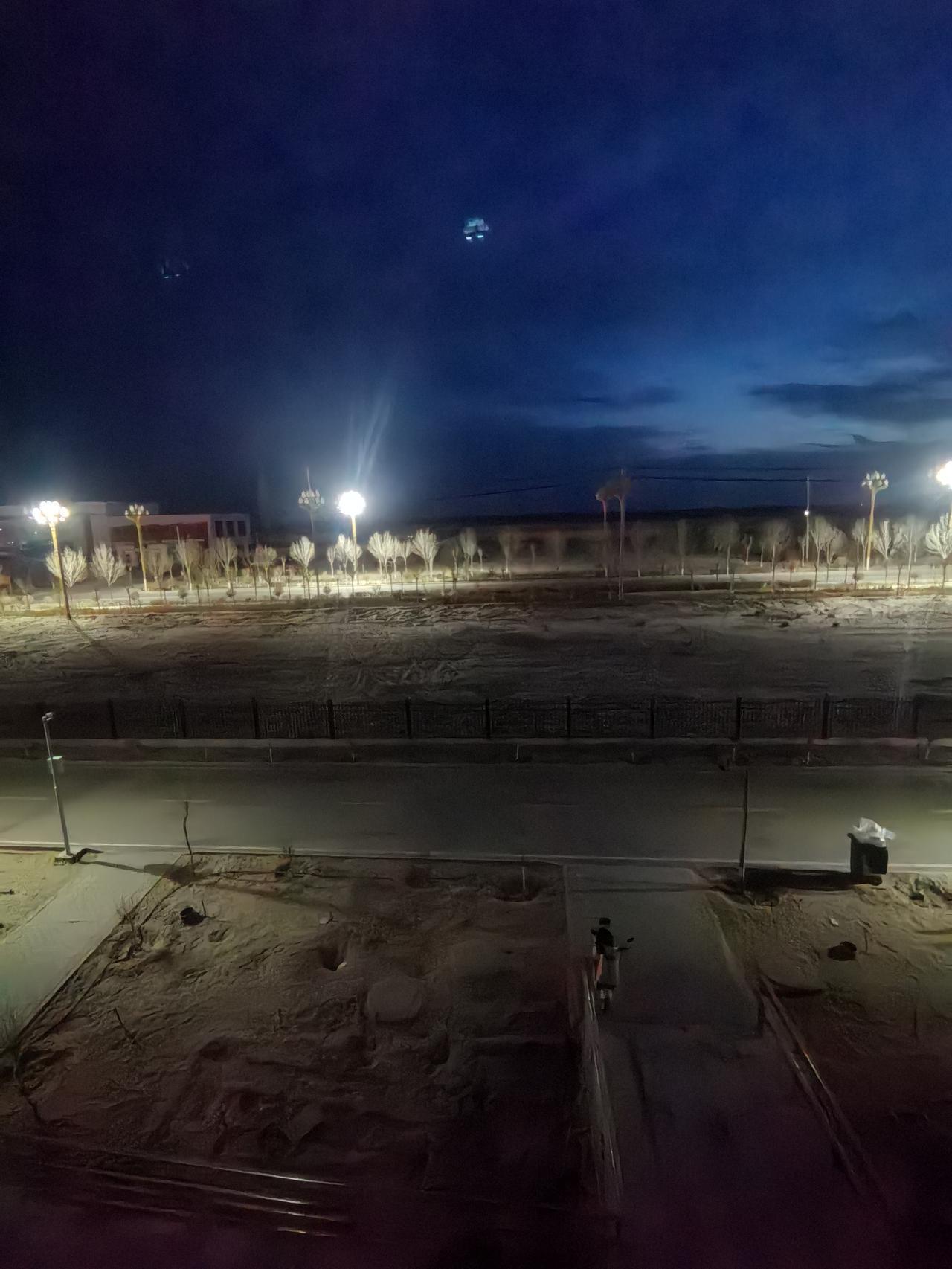 新疆二二五团玉泉镇晚上20:40分的火车站