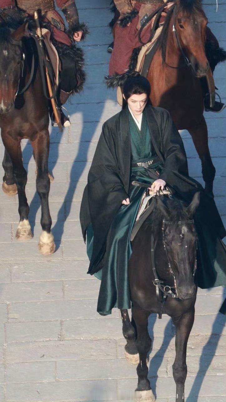 檀健次何不同舟渡新路透，骑马的谢却山 不知道 檀健次的表情很曼妙