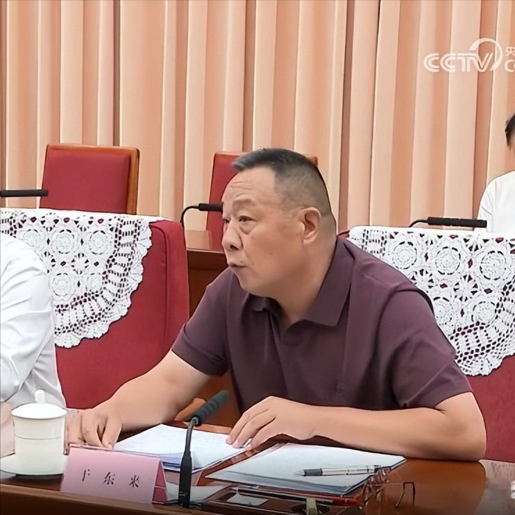 于东来上新闻联播，座谈会坐在中石化董事长旁边，中间偏左一点，作为民营企业家，一个