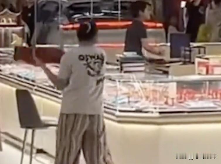 你觉得宝妈为了快速找到在商场走失的孩子，怒砸金店柜台的行为可不可取？我看到这件事